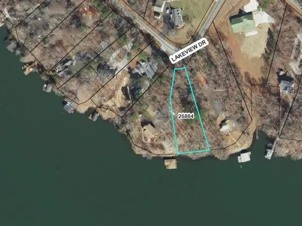 32 Lakeside Ln, Bracey, VA 23919