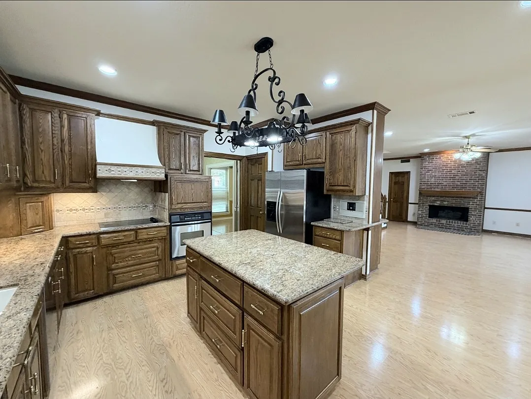 4 bed, 2.5 bath, 2451 sqft, $3,250 — Photo 4