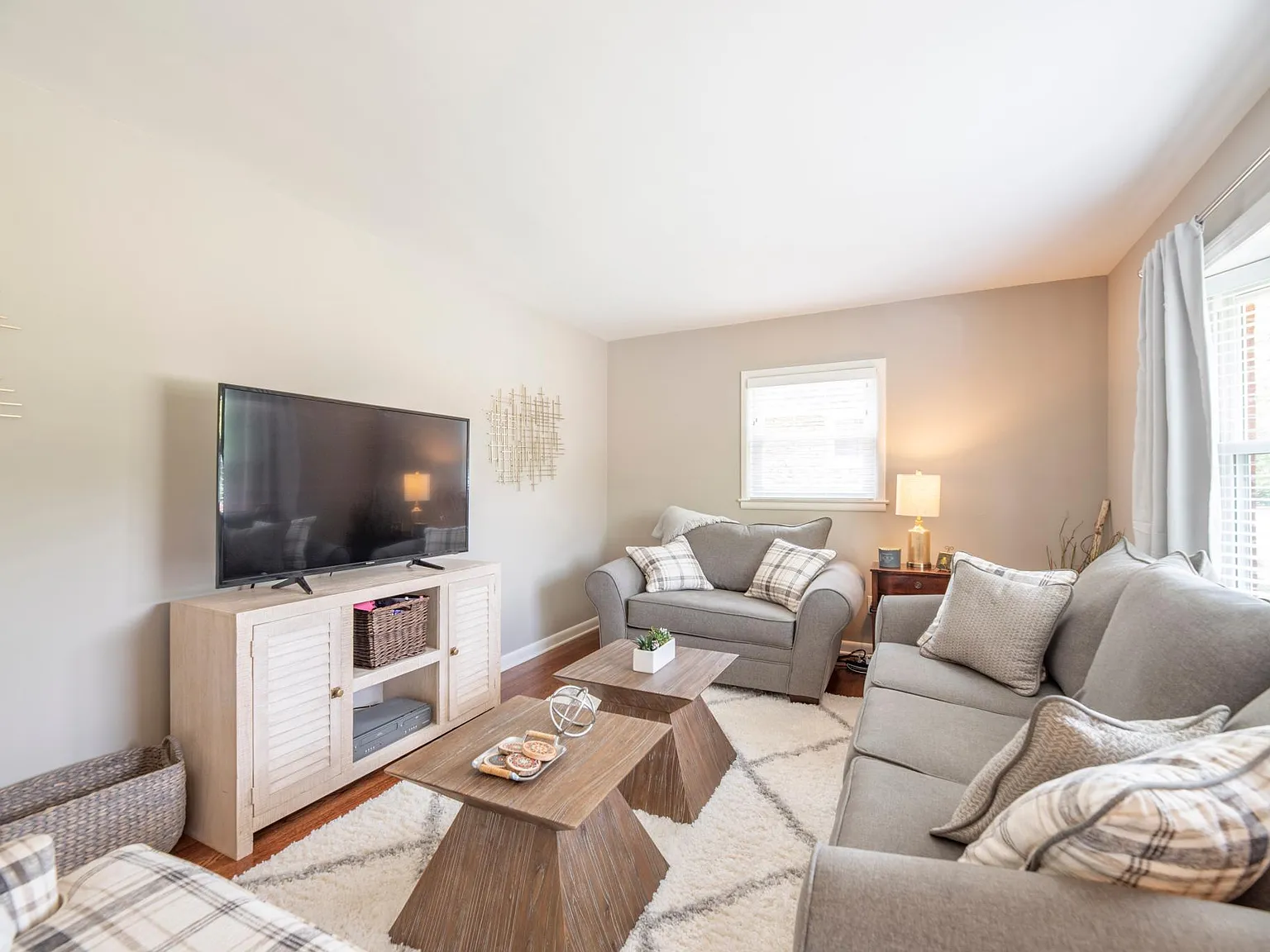 3 bed, 1269 sqft, $2,000 — Photo 2