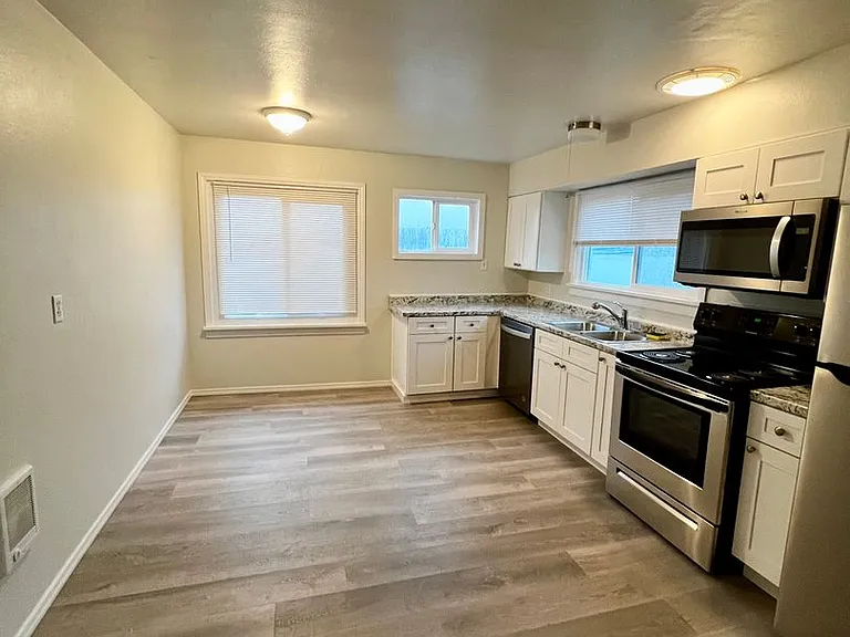 610 Washington Ave #A — Photo 3