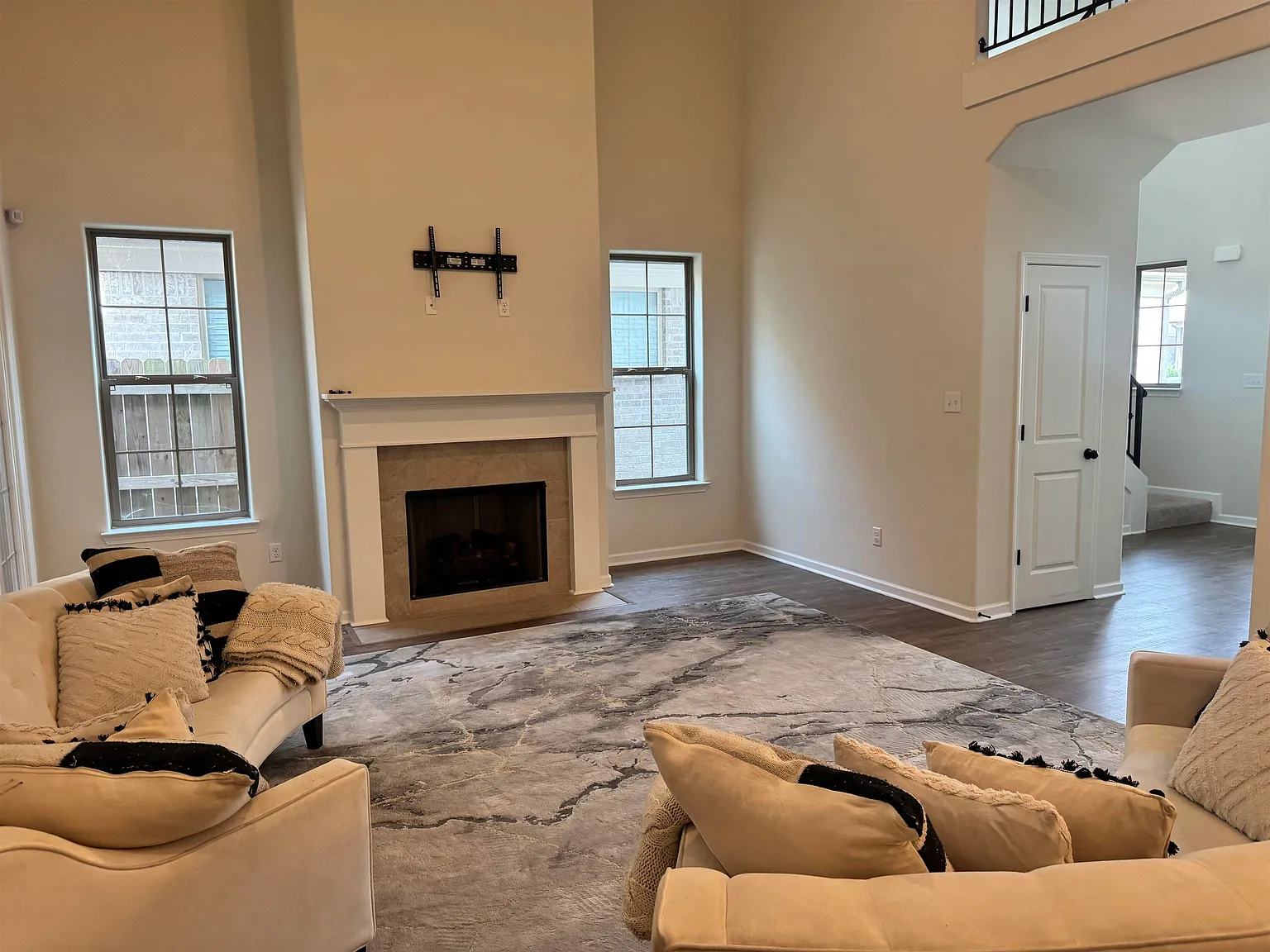 3 bed, 3.0 bath, 2258 sqft, $2,500 — Photo 2