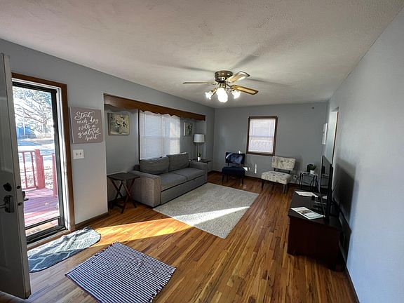 5th image of 3313 S 121st St