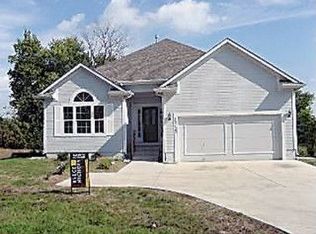 13725 Pembroke Cir, Leawood, KS 66224