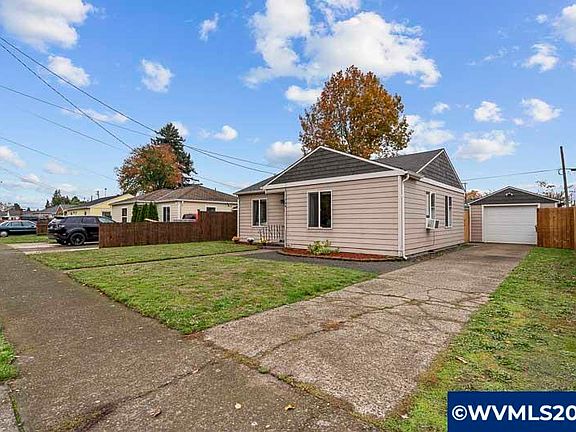 3rd image of 704 Waverly Dr SE