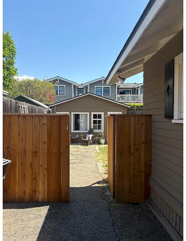 Building Photo - 1828 Castillo St #STUDIO