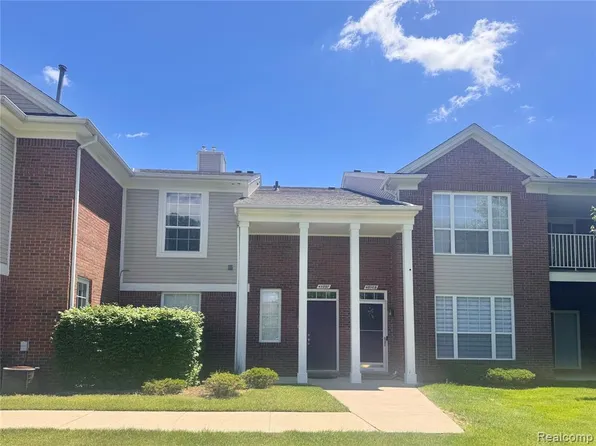 45997 Rhodes Dr, Macomb, MI 48044