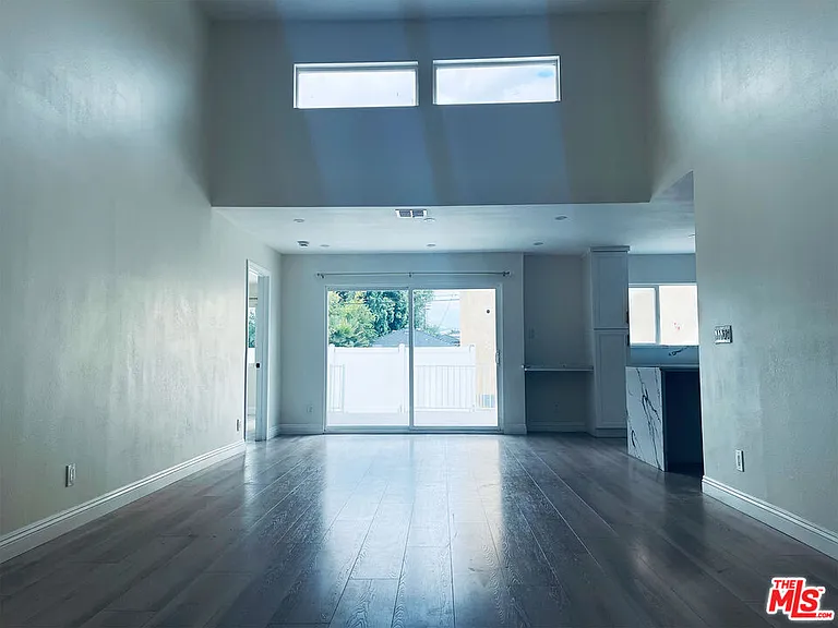 22131 Victory Blvd — Photo 4