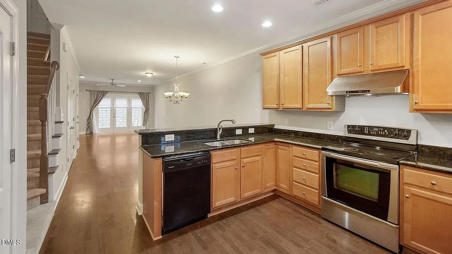 3 bed, 2.5 bath, 1454 sqft, $1,600 — Photo 4