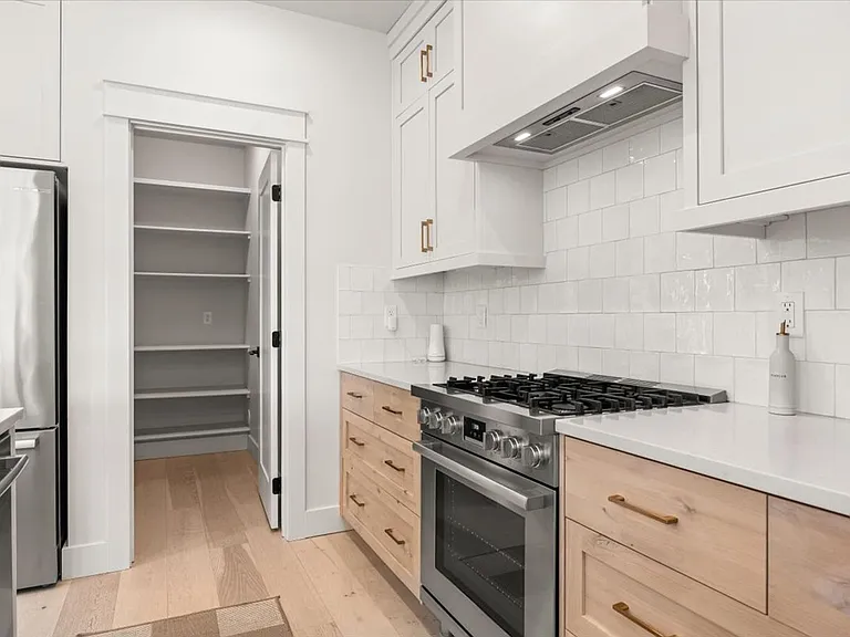 555 S Proctor Ln — Photo 15