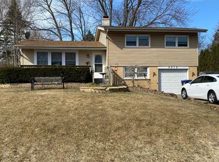 5015 Westwood Dr, McHenry, IL 60051