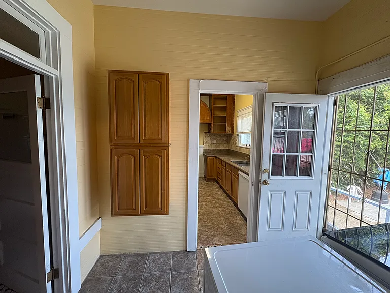 2713 S La Salle Ave — Photo 9