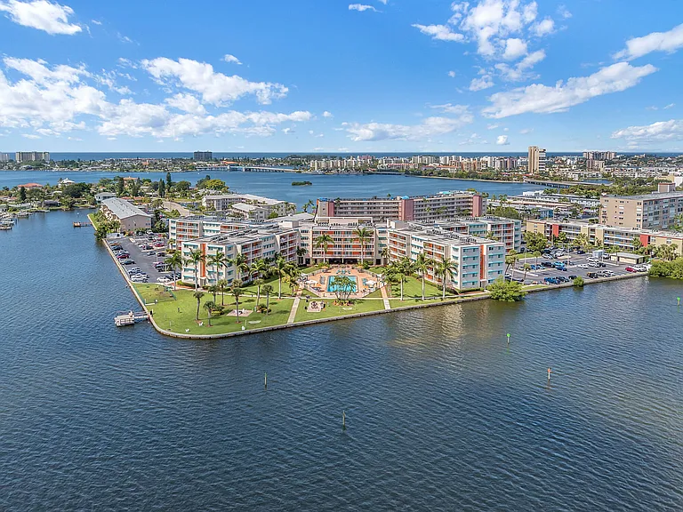 Waters Pointe — Photo 1