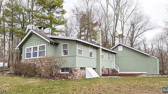 4th image of 1122 Lakeside Dr E