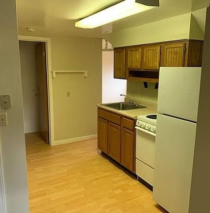 2nd image of 131 Lakeview Dr #B
