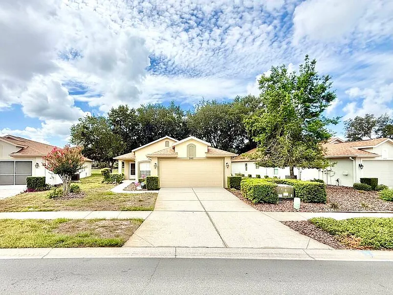 240 Center Oak Cir — Photo 4