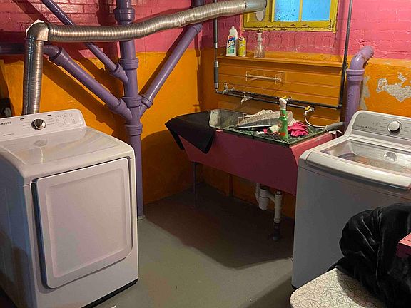 washer/dryer included in basement