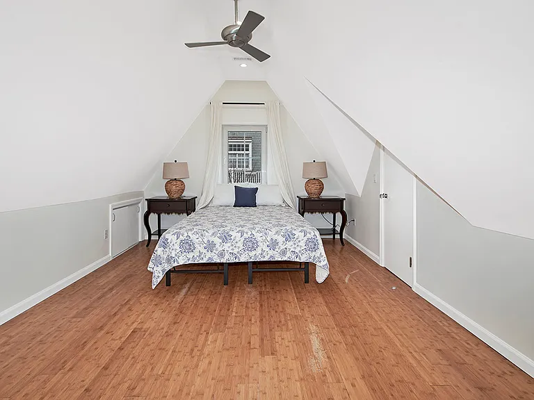 319 Oakland Beach Ave — Photo 9