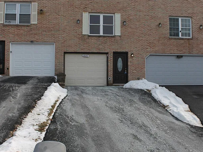 2620 Mountain Ln — Photo 4