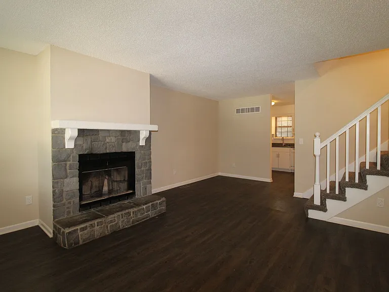 115 N Saxony Dr — Photo 2