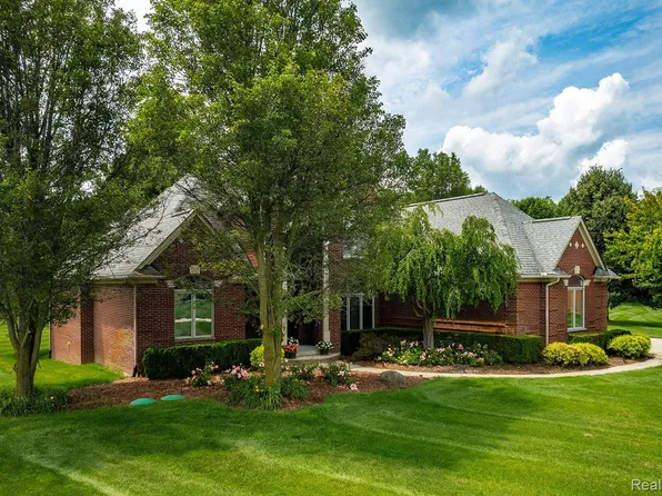 69493 Meadowbrook Ln, Romeo, MI 48065