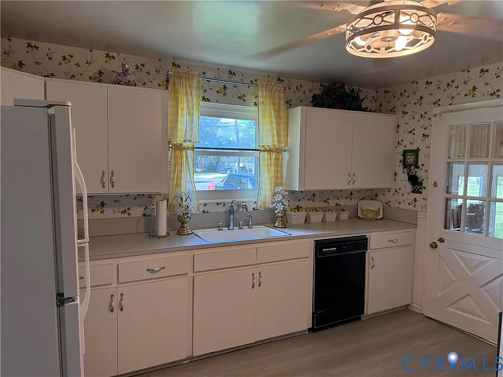 3 bed, 1.0 bath, 1980 sqft, $2,650 — Photo 4