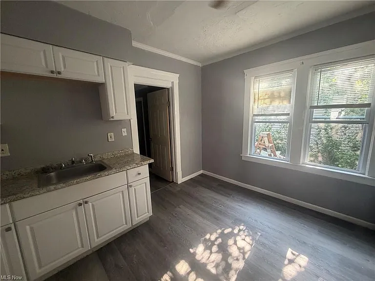 10706 Reno Ave — Photo 2