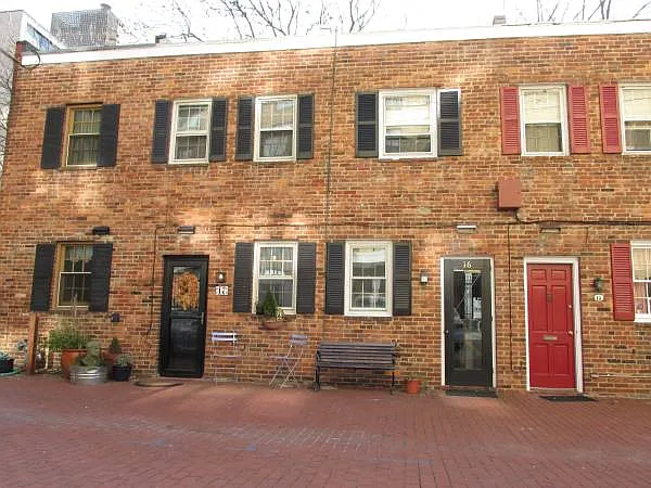 2 bed, 700 sqft, $3,000 — Photo 1
