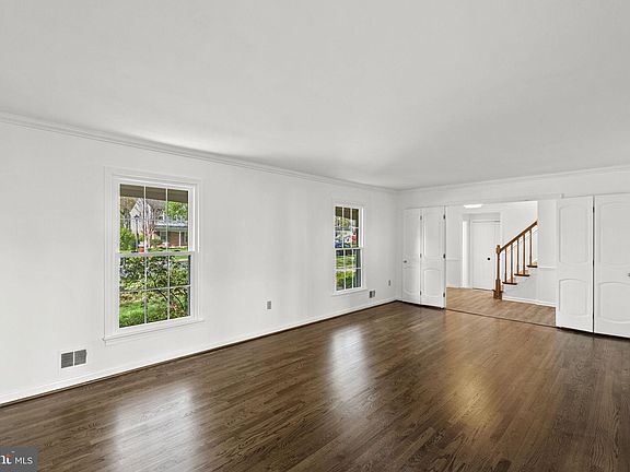3rd image of 21 Brighton Dr