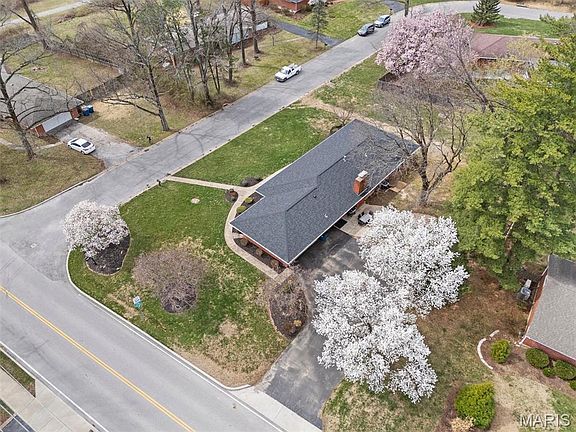 3rd image of 14 Green Oaks Dr