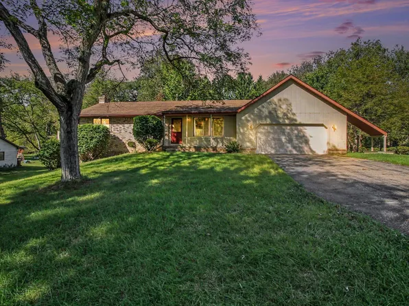 8727 Coyle Dr, Pinckney, MI 48169