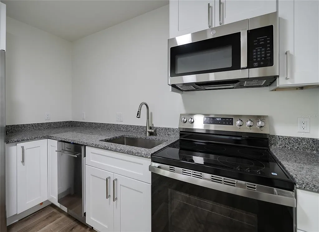2 bed, 1.0 bath, 800 sqft, $1,600 — Photo 2
