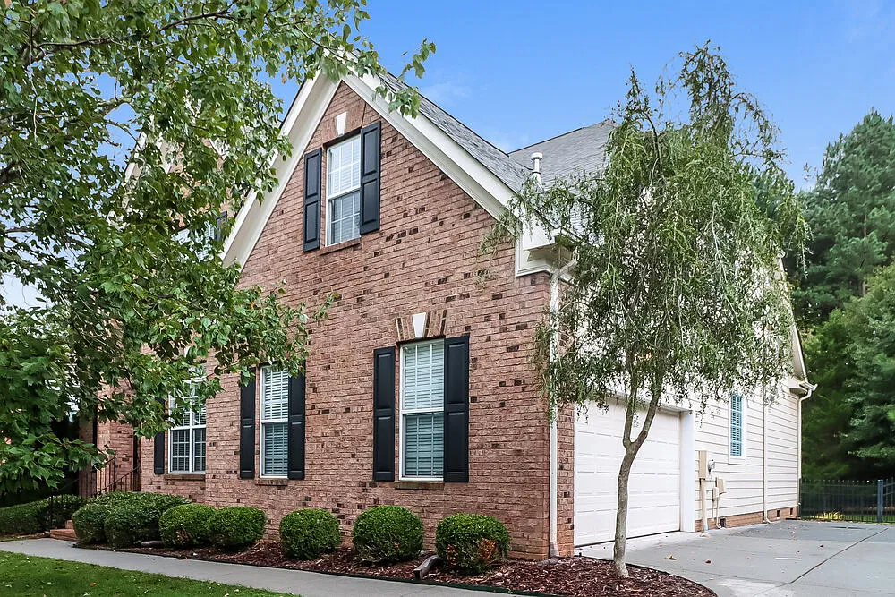 5 bed, 2.5 bath, 3117 sqft, $3,290 — Photo 2