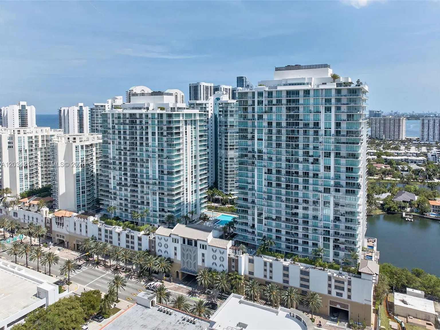 Parque Towers Condo — Photo 2