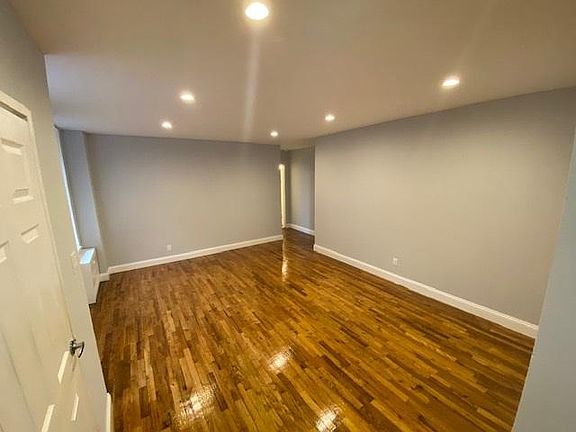 2nd image of 922 Bronx Park S #A4