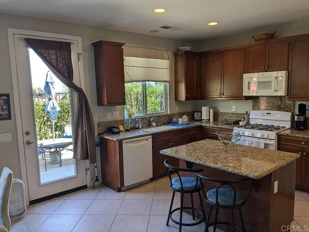 2 bed, 1809 sqft, $2,300 — Photo 3