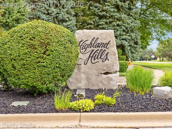 17680 Port Salem Dr #37, Macomb, MI 48044