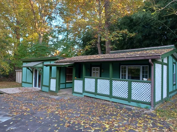1045 Utterback Store Rd, Great Falls, VA 22066