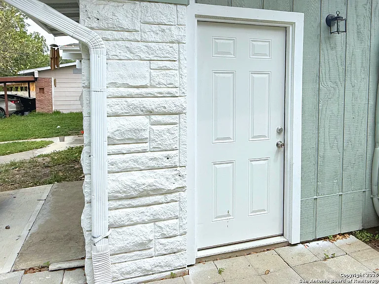 178 Fennel Dr #B — Photo 3
