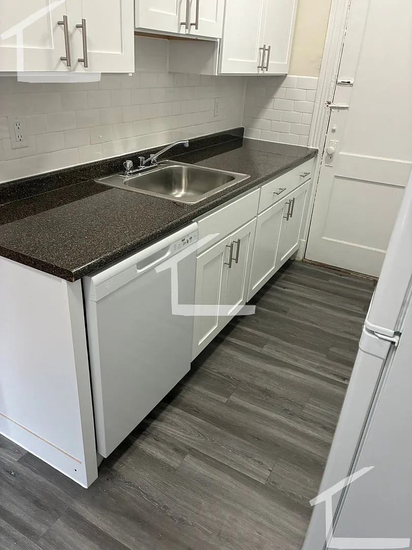 10/9! No Fee! Sunny Studio apartment near Longwood, Kenmore — Photo 2