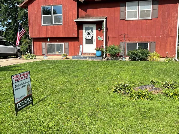 505 Maplewood Dr, Center Point, IA 52213