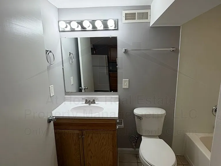 217 W 6th St — Photo 37
