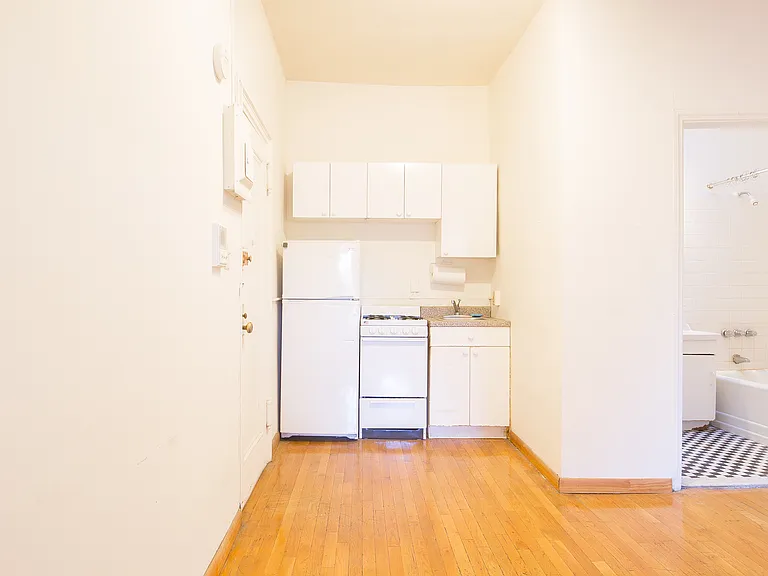 331 E 17th St #4 — Photo 4