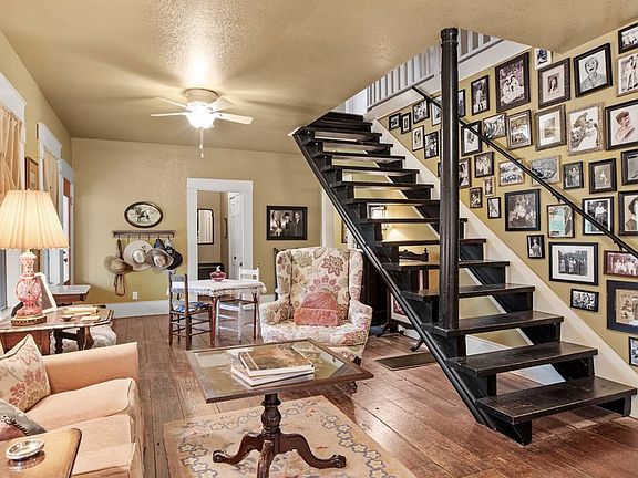 4th image of 211 Riverside Dr W