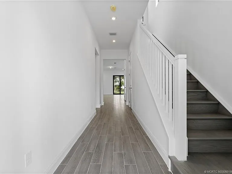 870 SW Newfield Ave — Photo 3