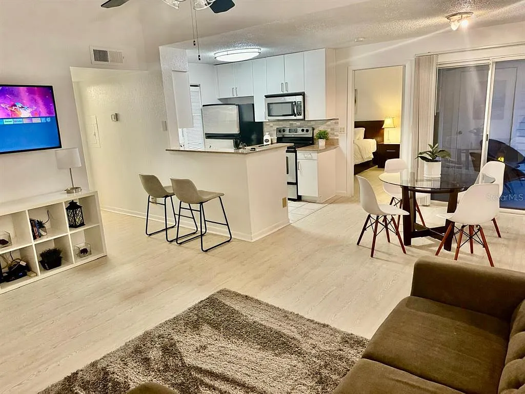 2 bed, 2.0 bath, 971 sqft, $2,390 — Photo 4