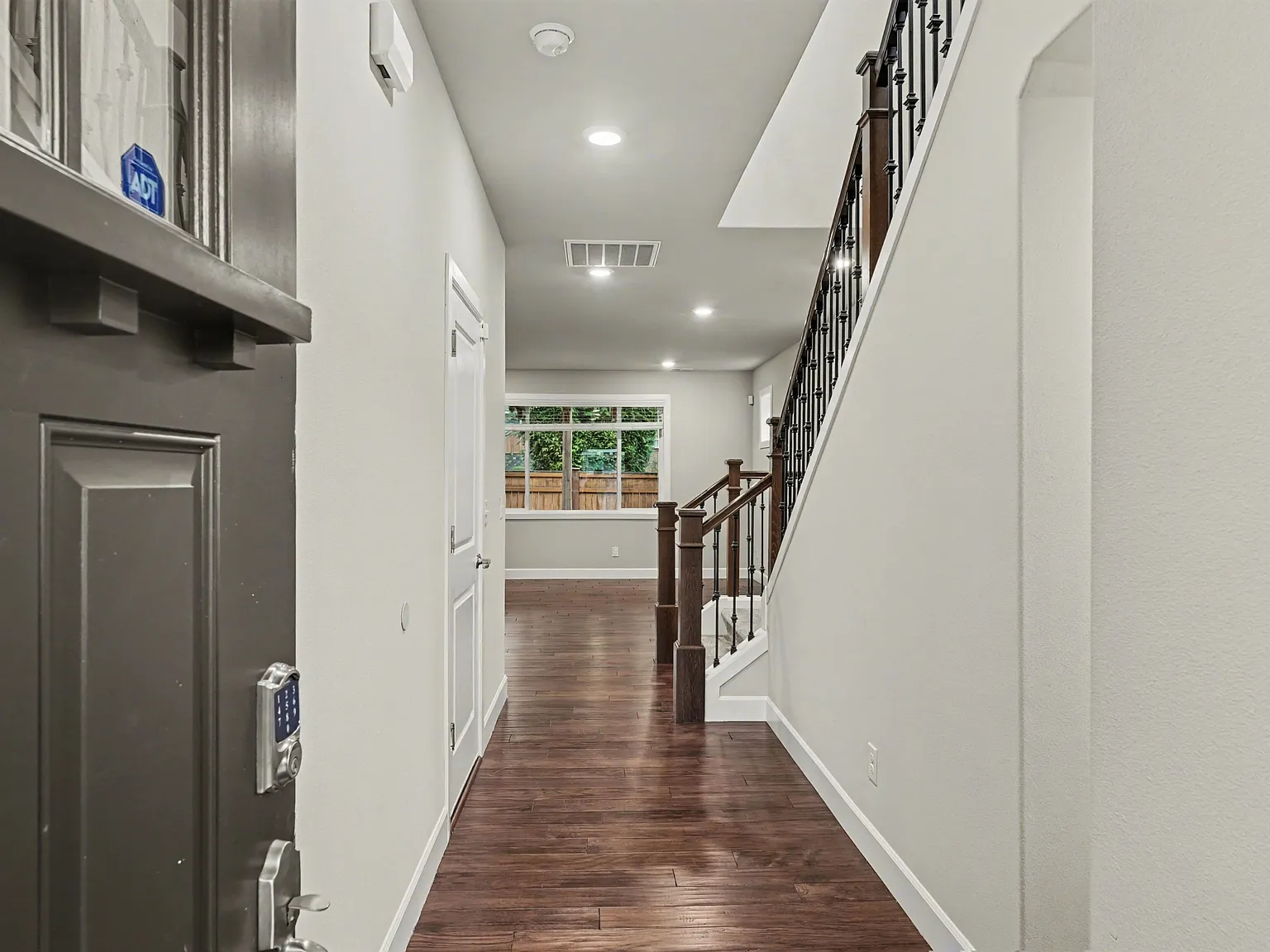 4 bed, 2.5 bath, 2200 sqft, $3,800 — Photo 4