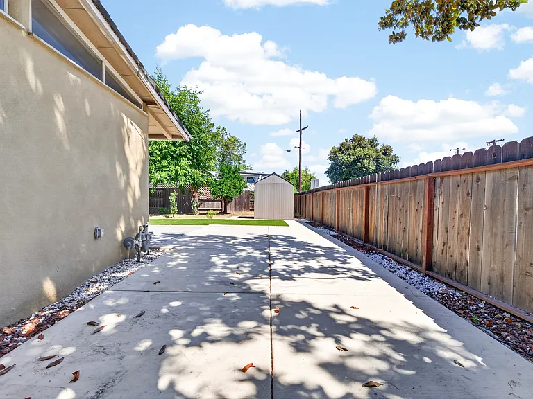 2203 Del Rio Dr — Photo 18
