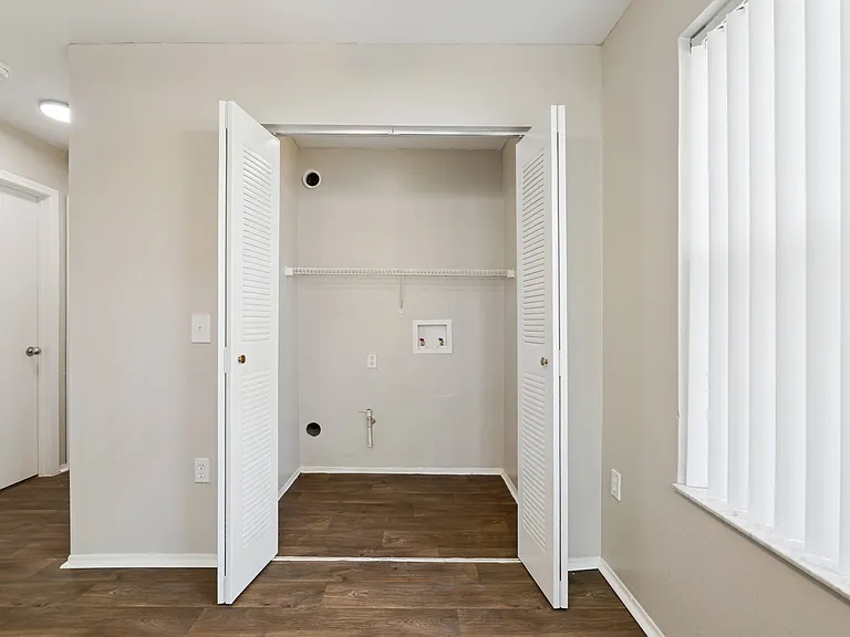 Glen Oaks Apartments — Photo 26