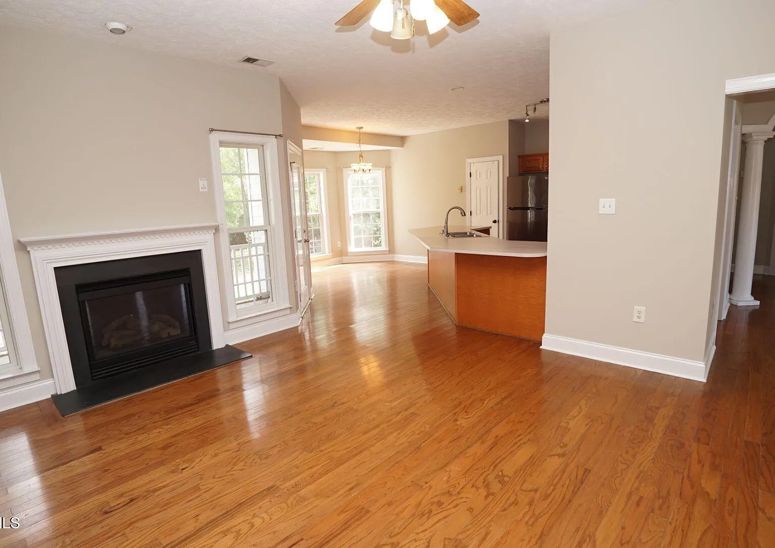 3 bed, 2.0 bath, 2159 sqft, $2,525 — Photo 4