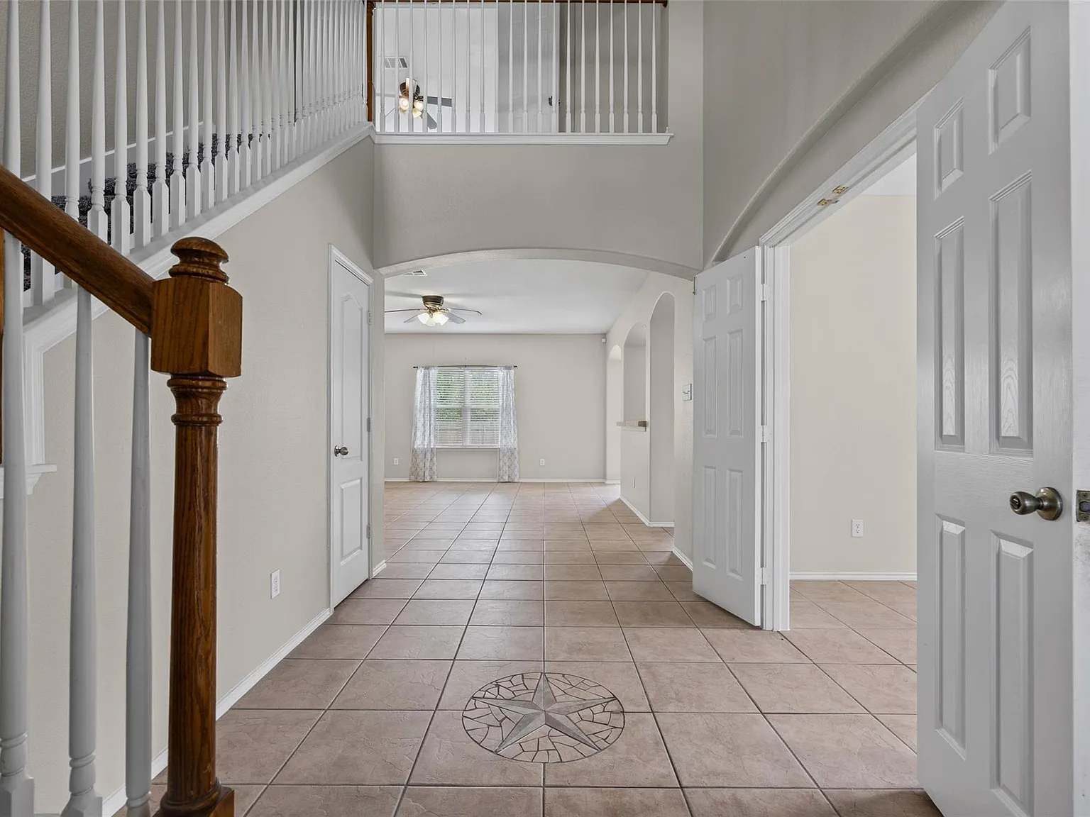 5 bed, 2.5 bath, 2926 sqft, $2,695 — Photo 3